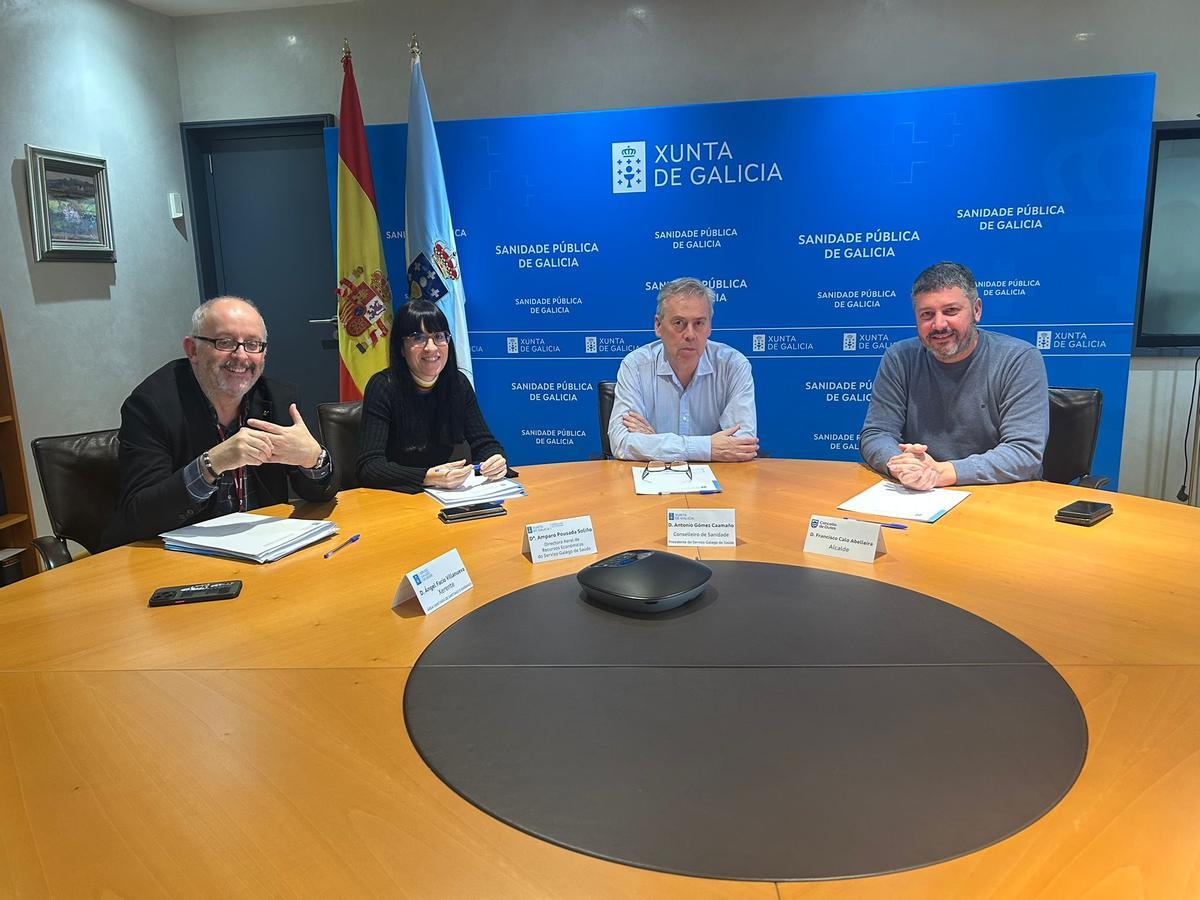 O conselleiro, terceiro esquerda, e o alcalde na xuntanza mantida en días pasados.