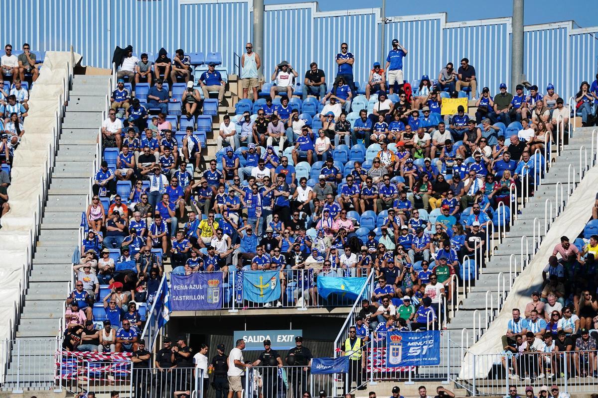 Aficionados del Oviedo en la grada de La Rosaleda