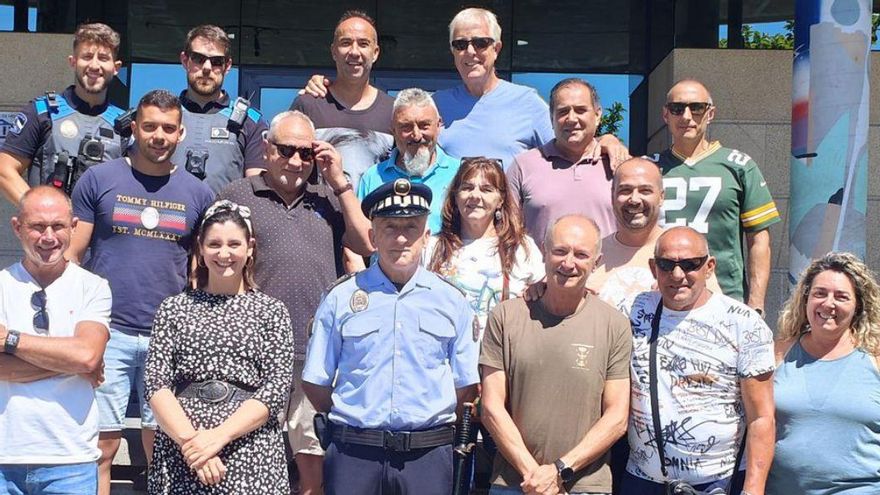 Agentes jubilados, en activo y la alcaldesa, con José Manuel Pérez, en el centro, ayer.