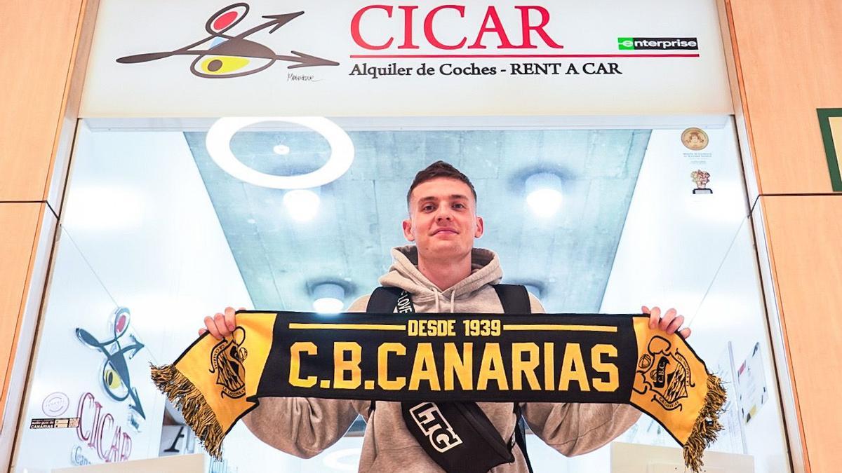 Kyle Guy posa en el Aeropuerto de Los Rodeos tras su llegada a la Isla.