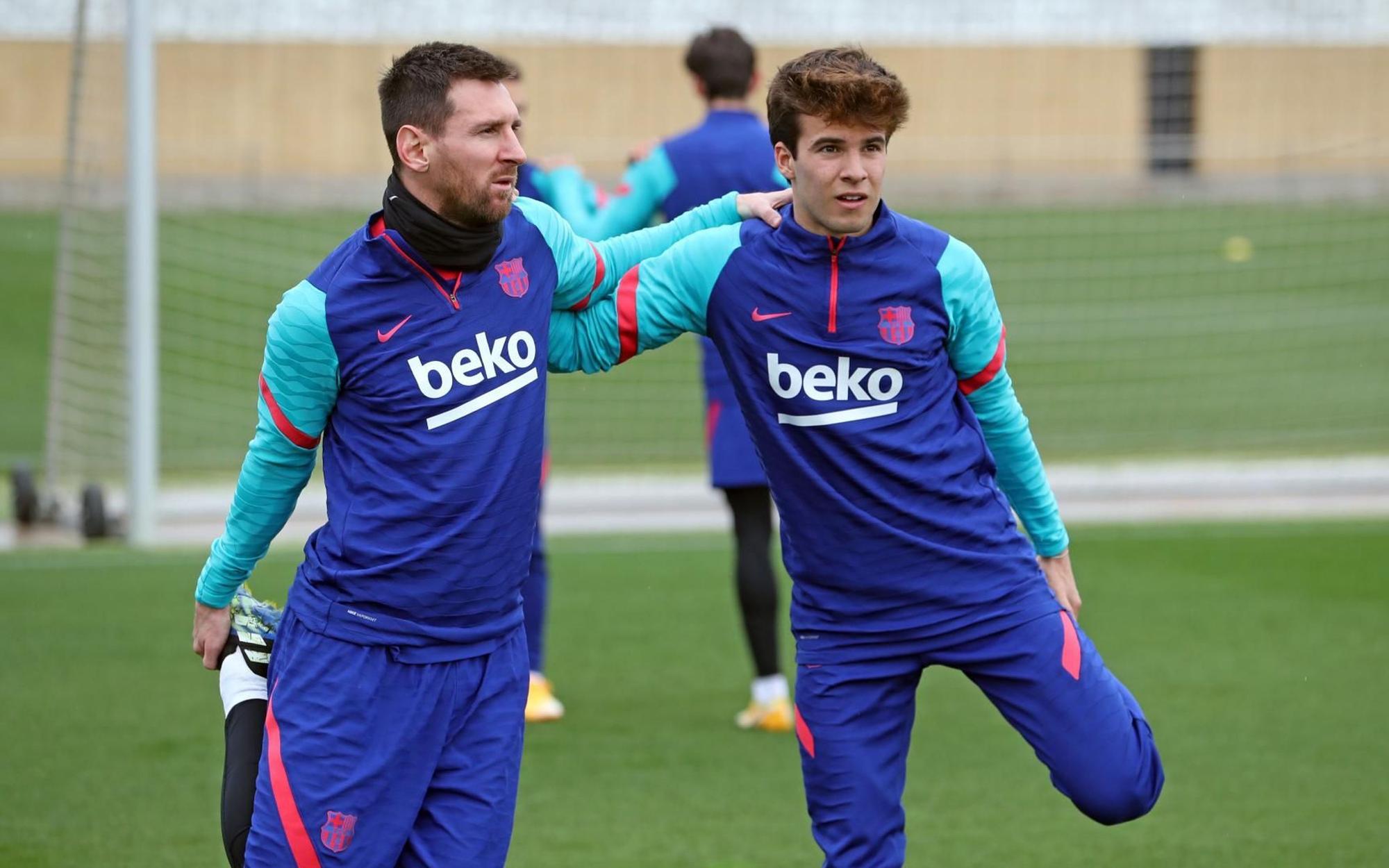 Messi y Riqui Puig, en un entrenamiento en la ciudad deportiva del Barça en Sant Joan Despí.