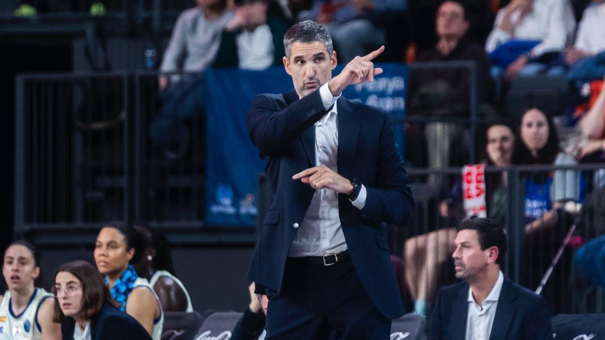 Rubén Burgos da indicaciones durante el partido ante el Casademont Zaragoza.