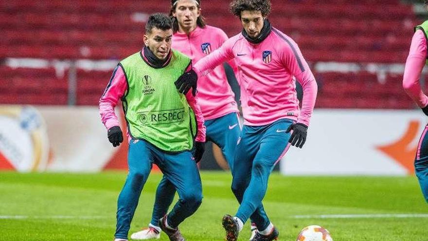 Vrsaljko, Correa y Filipe Luis, ayer. // Anders Kjaerbye-Reuters