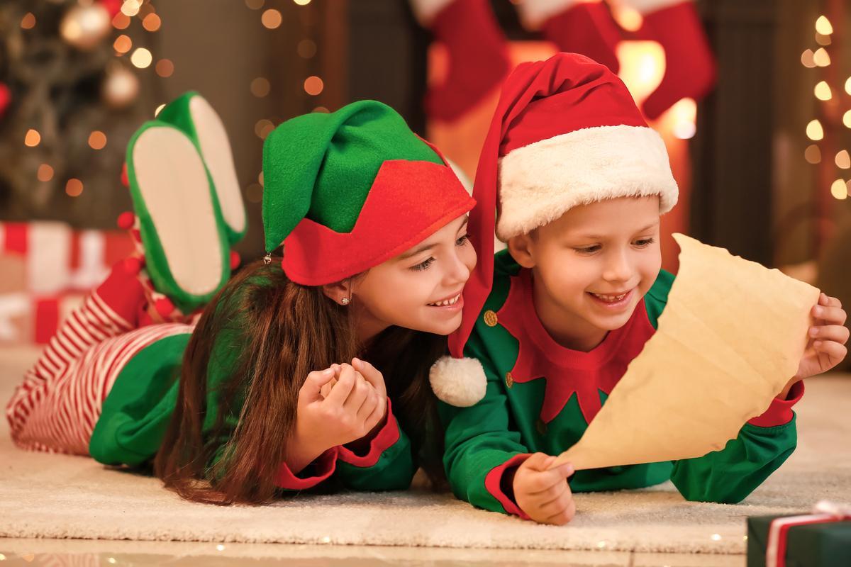 Pequeños elfos una carta de Navidad.