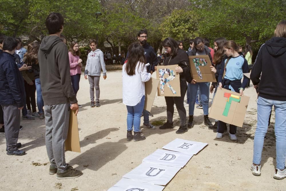 'Scrabble humano' en València por el derecho a la educación y el medio ambiente