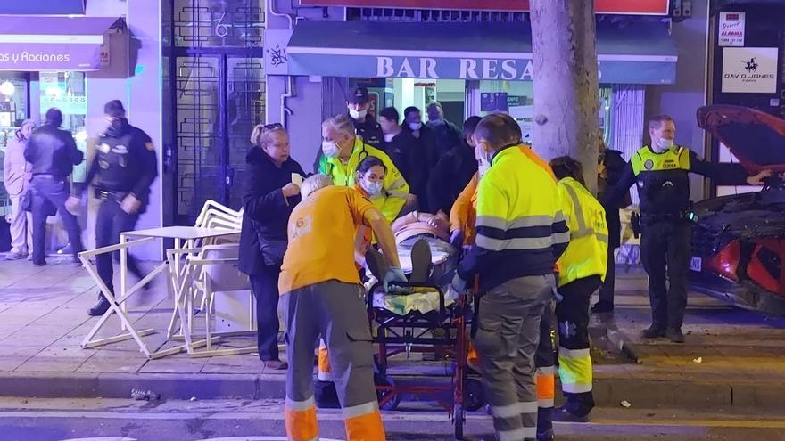 Un coche arrolla una terraza en un paseo de Zaragoza