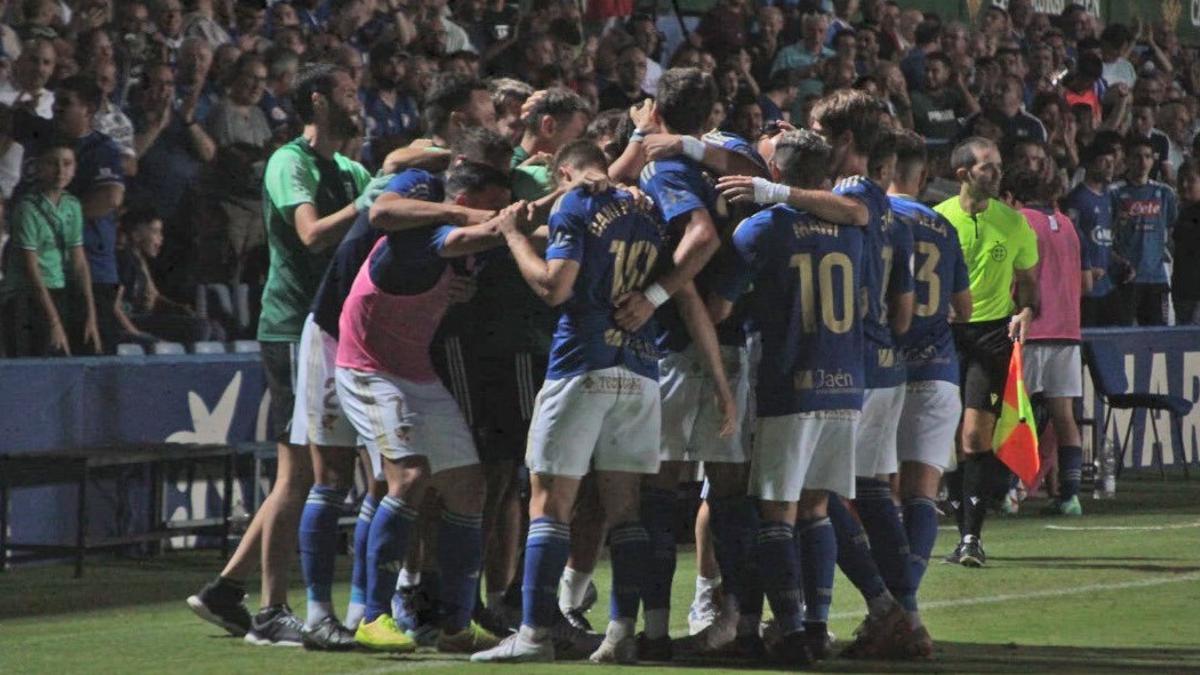 Los jugadores del Linares celebran uno de los goles frente al Real Madrid Castilla en Linarejos.