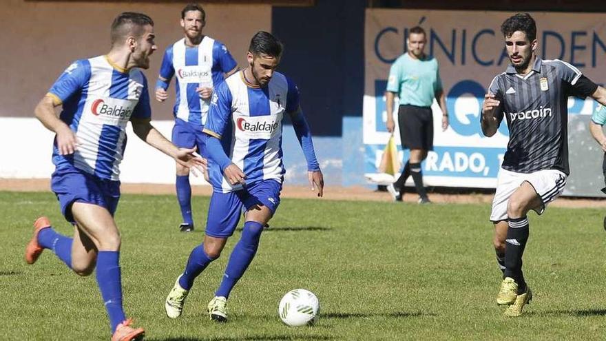 Álex García, que es duda, controla el balón ante Marcos Torres, que se recuperó de sus molestias.