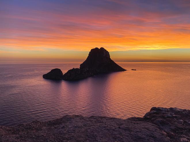 Es Vedrá, en Ibiza, con la puesta de sol de fondo