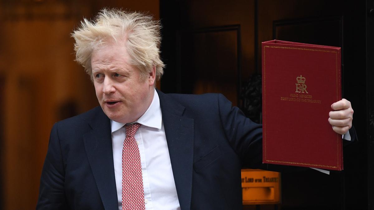 El primer ministro británico, Boris Johnson, a su salida de Downing Street, el lunes 21 de febrero de 2022.