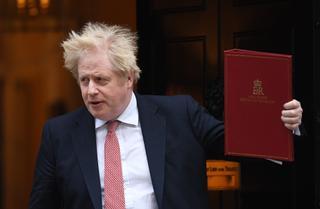 Nuevas fotos del 'partygate' muestran a Boris Johnson brindando en Downing Street