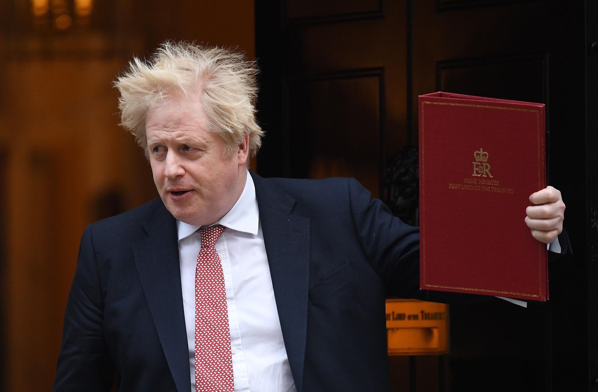 El primer ministro británico, Boris Johnson, a su salida de Downing Street, el lunes 21 de febrero de 2022.