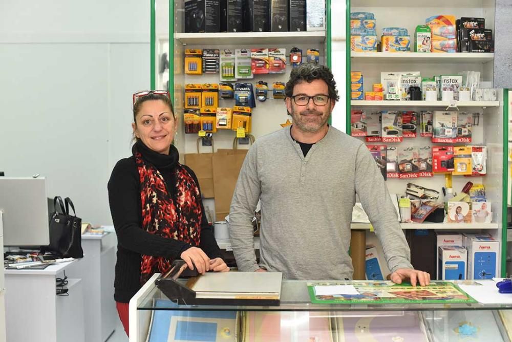 Paco y Catina Rocha en su tienda de Sant Antoni