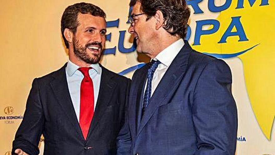 El líder del PP, Pablo Casado, y el presidente de la Junta, Alfonso Fernández Mañueco, en el Fórum Europa.