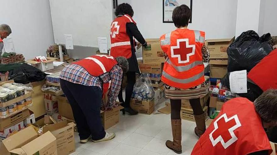 Voluntarios de Cruz Roja de Ribadesella distribuyen los lotes.