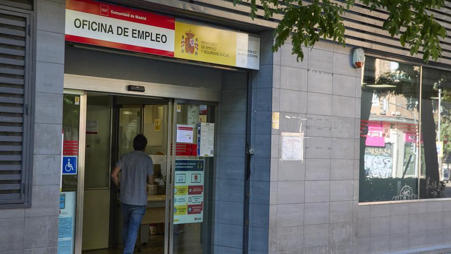 Archivo - Un hombre entra en una oficina de empleo, a 28 de julio de 2022, en Madrid (España). El paro ha bajado en 255.300 personas entre abril y junio de este año, el mayor descenso para un segundo trimestre desde 2018, además, el número de parados cayó