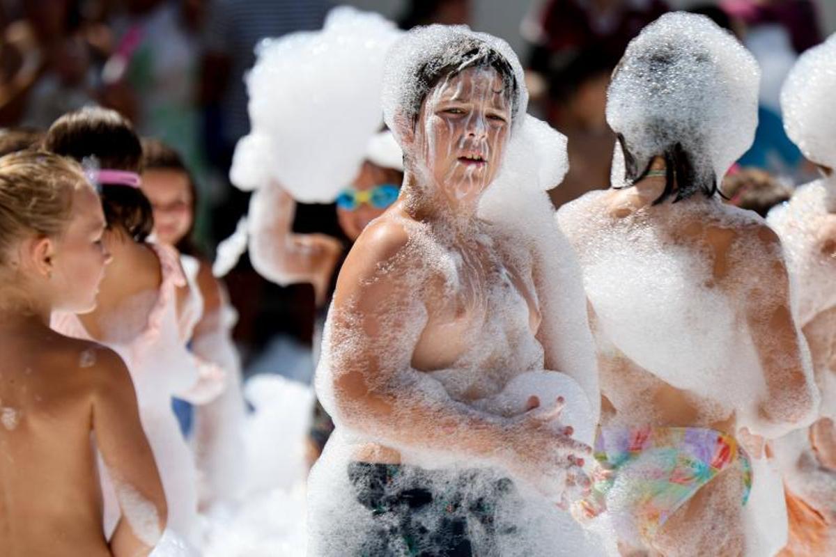 Colchonetas, fiesta de la espuma, espectáculo de magia y talleres: Todas las imágenes de la jornada de las Festes de la Terra protagonizada por los vecinos más pequeños Colchonetas, fiesta de la espuma, espectáculo de magia y talleres: Todas las imágenes de la jornada de las Festes de la Terra protagonizada por los vecinos más pequeños