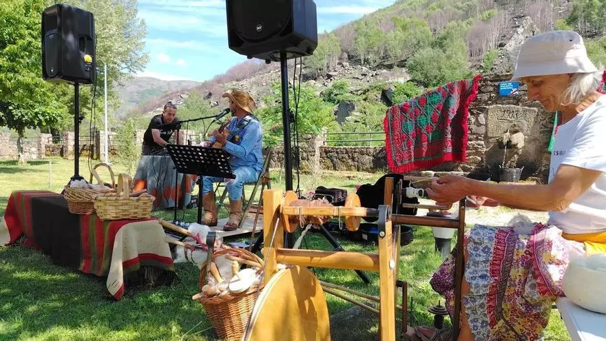 VÍDEO | Tejedoras y moteros se dan cita en la Feria de Porto