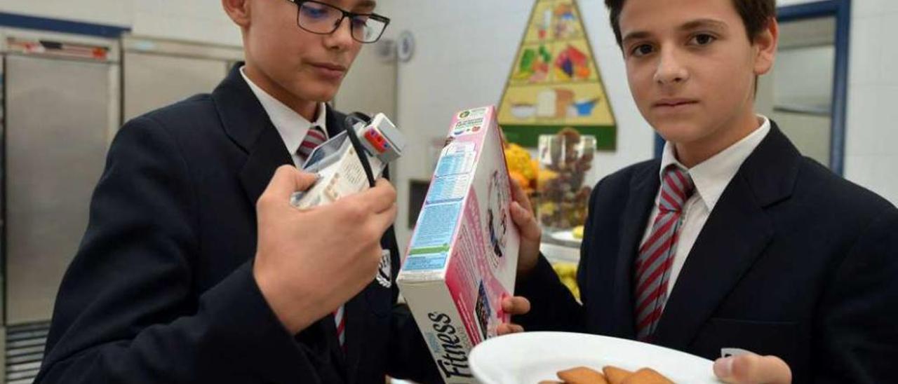 Alejandro Da Silva y Carlos Casquero prueban su detector de alergenos con alimentos. // Gustavo Santos