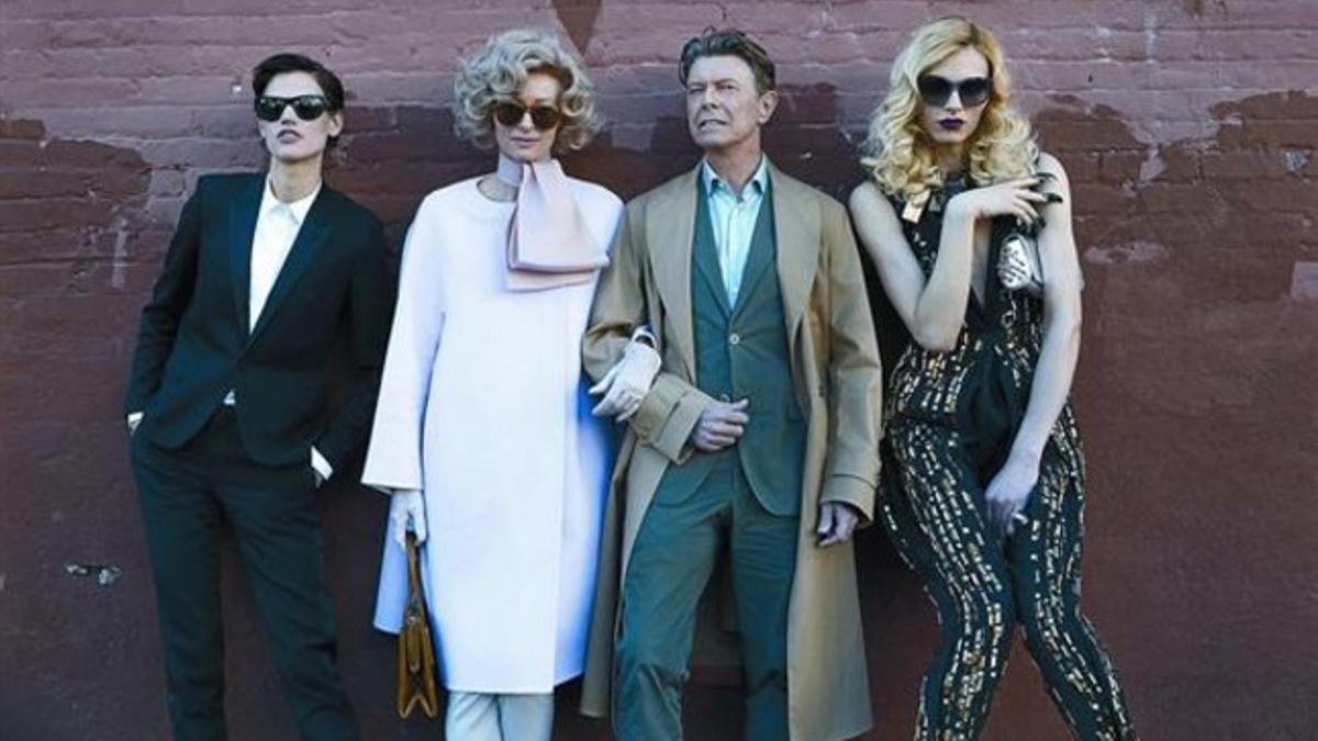 Bowie y Tilda Swinton (a su izquierda), con Saskia de Brauw y Andrej Pejic, actores en el clip de 'The stars (are out tonight)'.