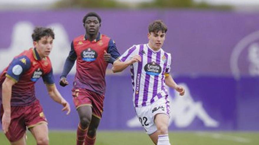 Fabi y Nájera persiguen al pucelano Koke. |  Real Valladolid