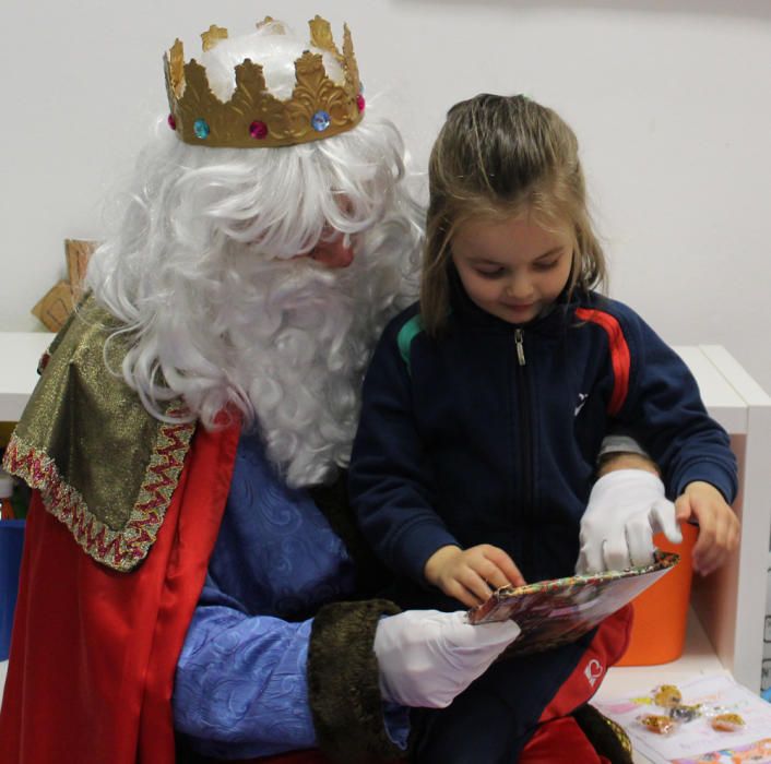 Los Reyes Magos visitan el colegio de Las Esclavas