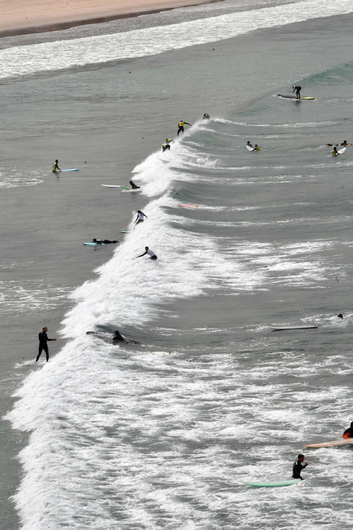 El oleaje en el Orzán anima a los surfistas de A Coruña a subirse a las tablas El oleaje en el Orzán anima a los surfistas de A Coruña a subirse a las tablas