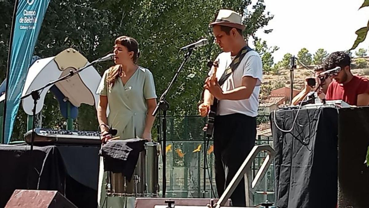 Actuación del dúo Alejandro y María Laura, el sábado en el parque. | SERVICIO ESPECIAL
