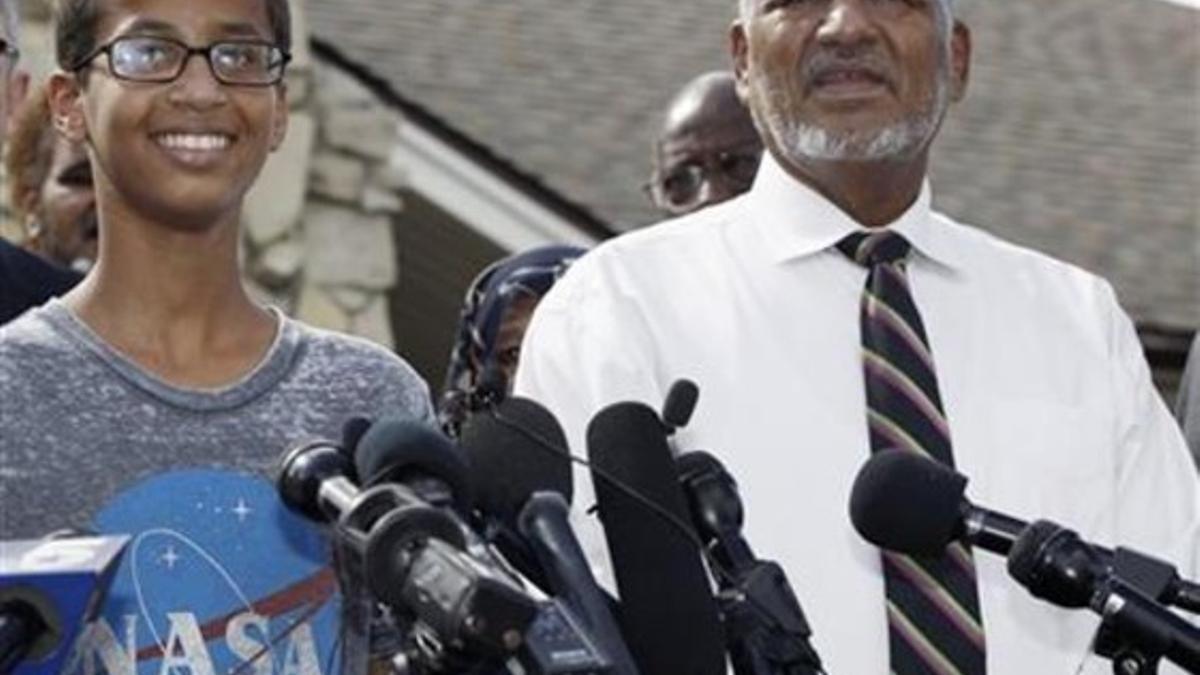 Ahmed Mohamed y su padre, Elhassan Mohamed, en la rueda de prensa que ofrecieron el miércoles delante de su casa.