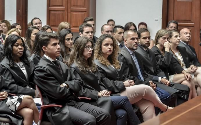 LAS PALMAS DE GRAN CANARIA A 19/05/2017. Acto de jura de nuevos abogados en el Colegio de Abogados Plaza de San Agustín. FOTO: J. PÉREZ CURBELO