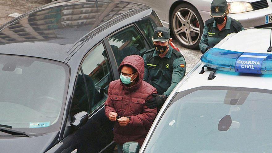 El acusado, Teófilo S. C., conducido por la Guardia Civil al juzgado desde la prisión de Pereiro.