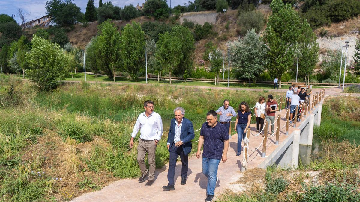 El comisionado para la recuperación, con el alcalde de Ontinyent, concejales y la directora general Sandra Castillo, en su visita al parque de Ontinyent.
