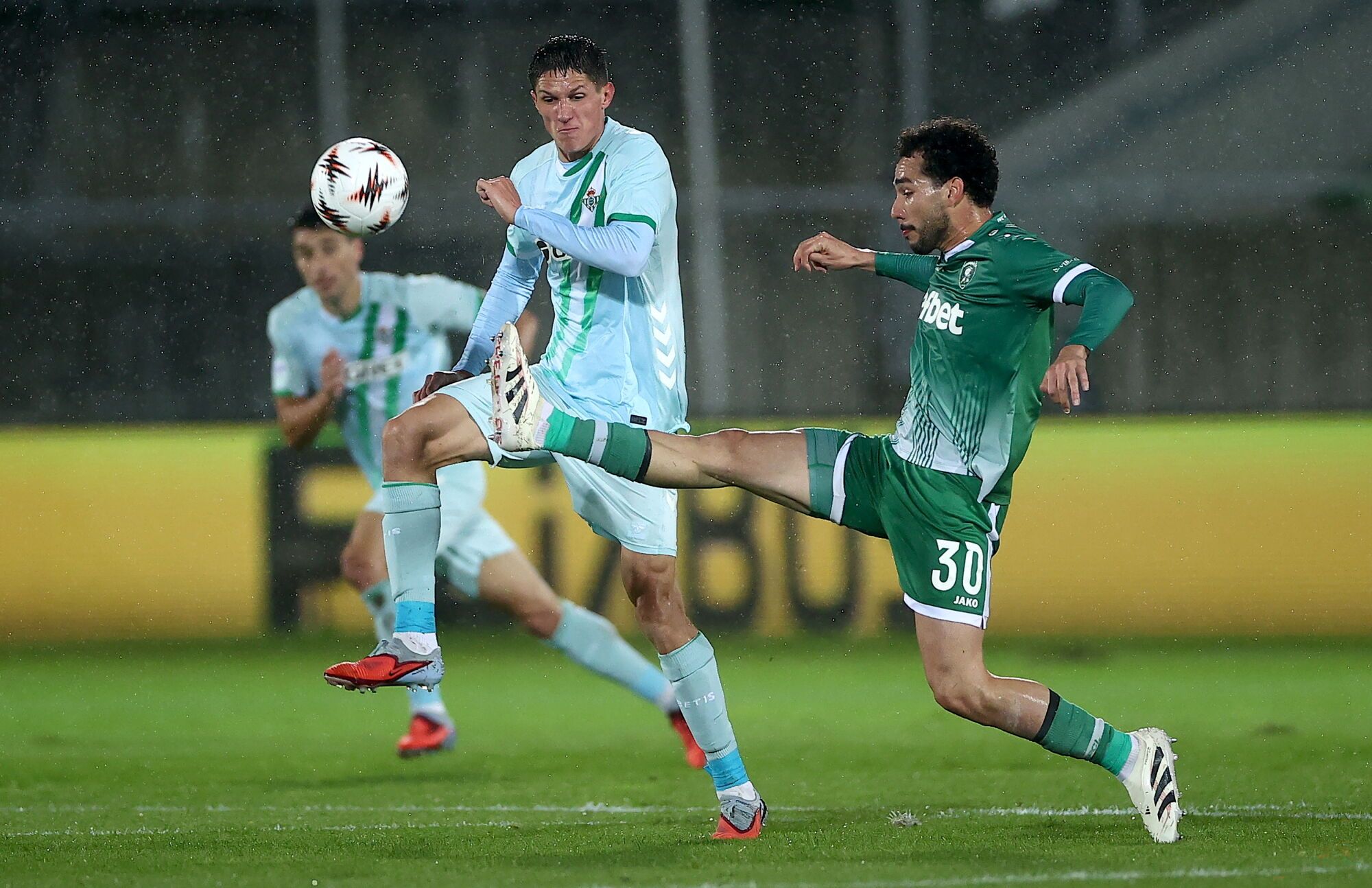 RAZGRAD (Bulgaria), 02/10/2025.- Pedro Naressi (R) of Ludogorets in action against Sergi Altimira of Betis during the UEFA Europa League league phase match between PFC Ludogorets Razgrad and Real Betis Balompie, in Razgrad, Bulgaria, 02 October 2025. EFE/EPA/BORISLAV TROSHEV