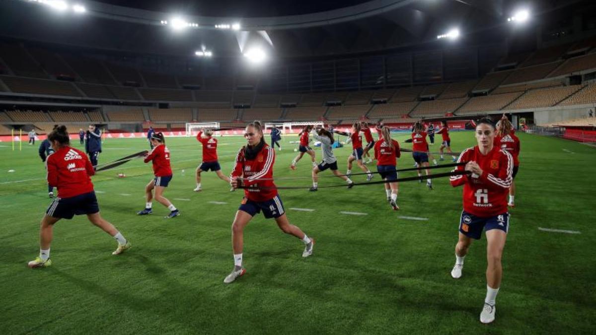 Las jugadoras de la Selección española de fútbol femenino participan en una sesión de entrenamiento del conjunto en La Cartuja de Sevilla este miércoles. Jorge Vilda, técnico de la selección española femenina, aseguró que pese a la diferencia existente con Islas Feroe, a la que se enfrentará este jueves en el estadio sevillano de La Cartuja en partido de clasificación para el Mundial 2023, encararán el partido con el &quot;máximo respeto&quot; al rival y &quot;máximas ganas de mostrar la mejor versión&quot;. EFE/RFEF/SÓLO USO EDITORIAL/SÓLO DISPONIBLE PARA ILUSTRAR LA NOTICIA QUE ACOMPAÑA (CRÉDITO OBLIGATORIO)