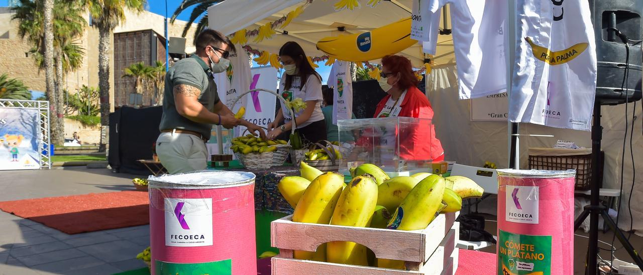 Carpa de la campaña &#039;Cómete un plátano por La Palma&#039; situada este sábado en el centro comercial Las Arenas