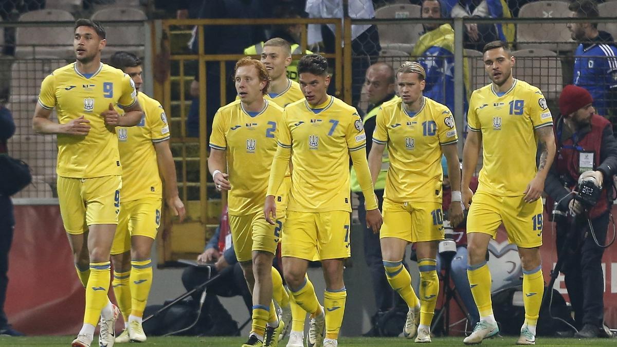 Ucrania celebrando el gol de Roman
