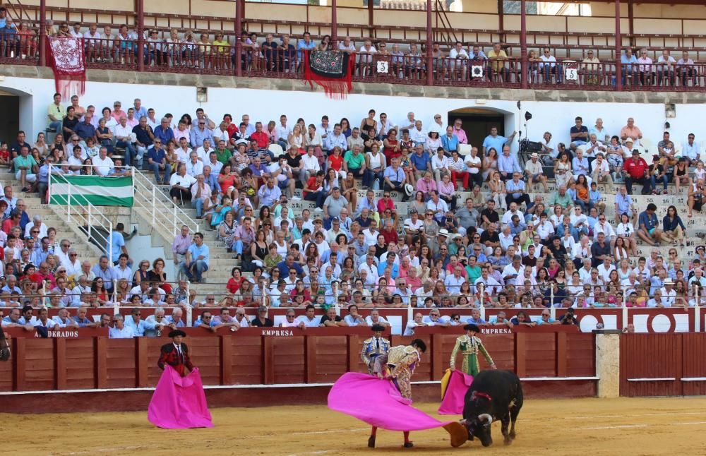 El mal juego de las reses de Domecq condicionó una corrida en la que sólo destacó Ginés Marín y en la que los hermanos Rivera Ordóñez tuvieron una actuación discreta