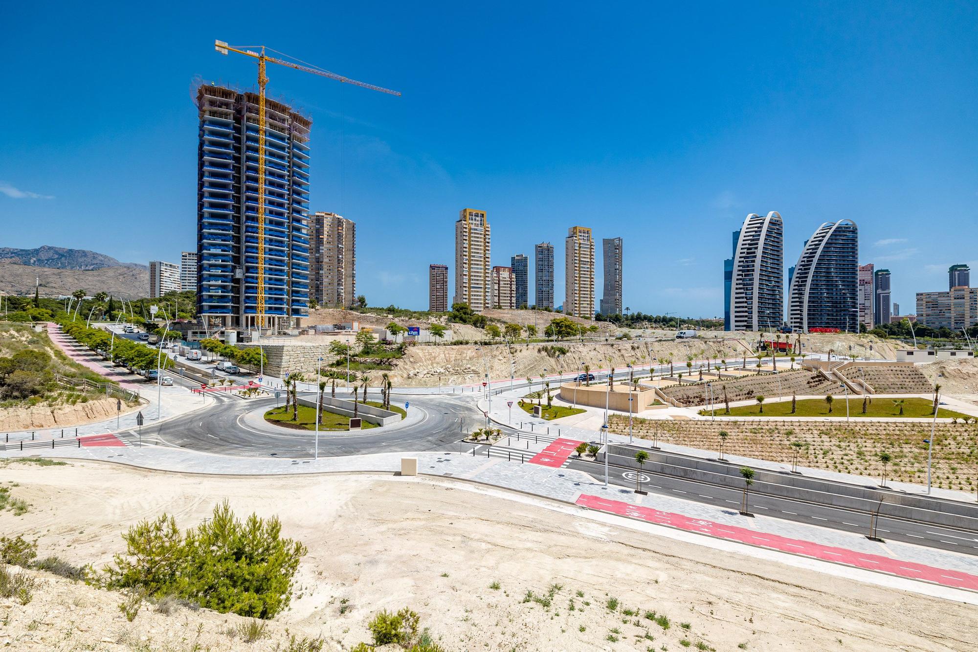 Los nuevos viales del sector 2/1 se abren este lunes al tráfico tras más de un año de obras de urbanización | La prolongación de tres avenidas permite conectar la zona norte de la avenida Vicente Pérez Devesa con la zona sur de Armada Española