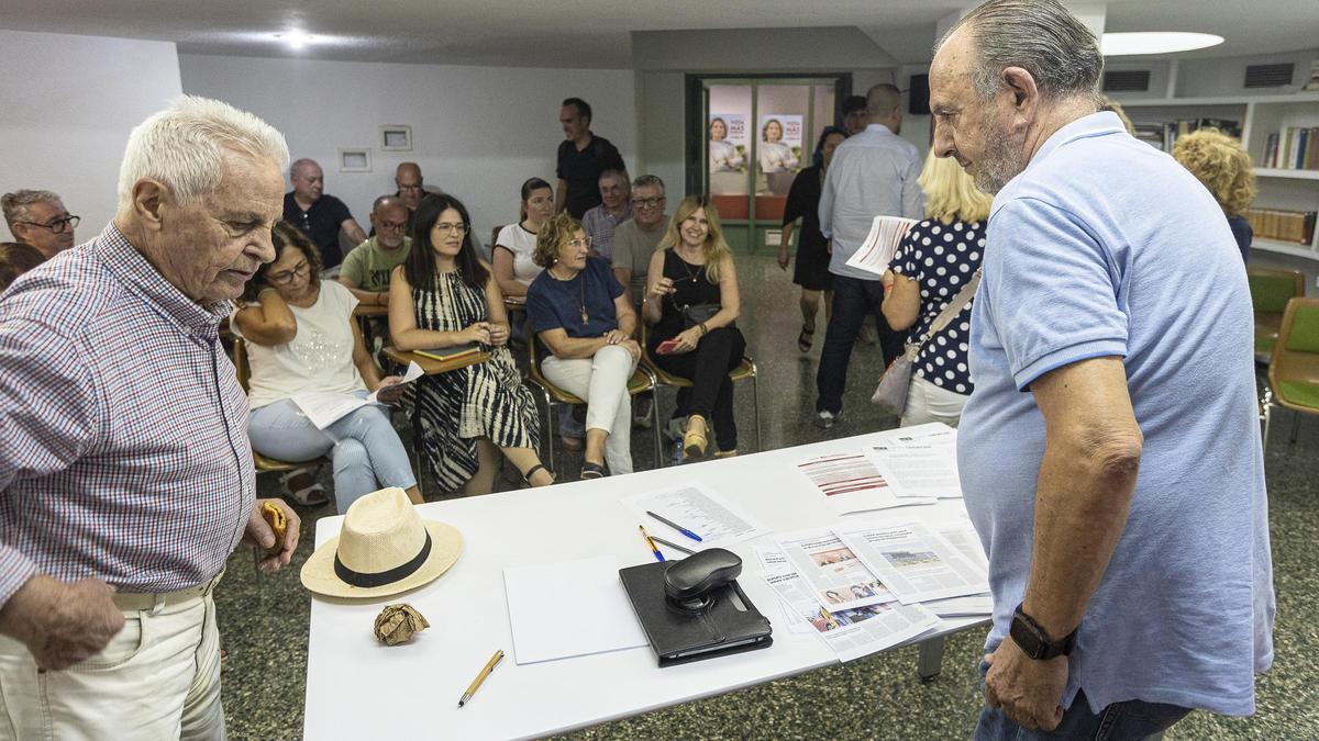 El actual secretario general, Miguel Millana, con Ana Barceló y Eva Montesinos al fondo