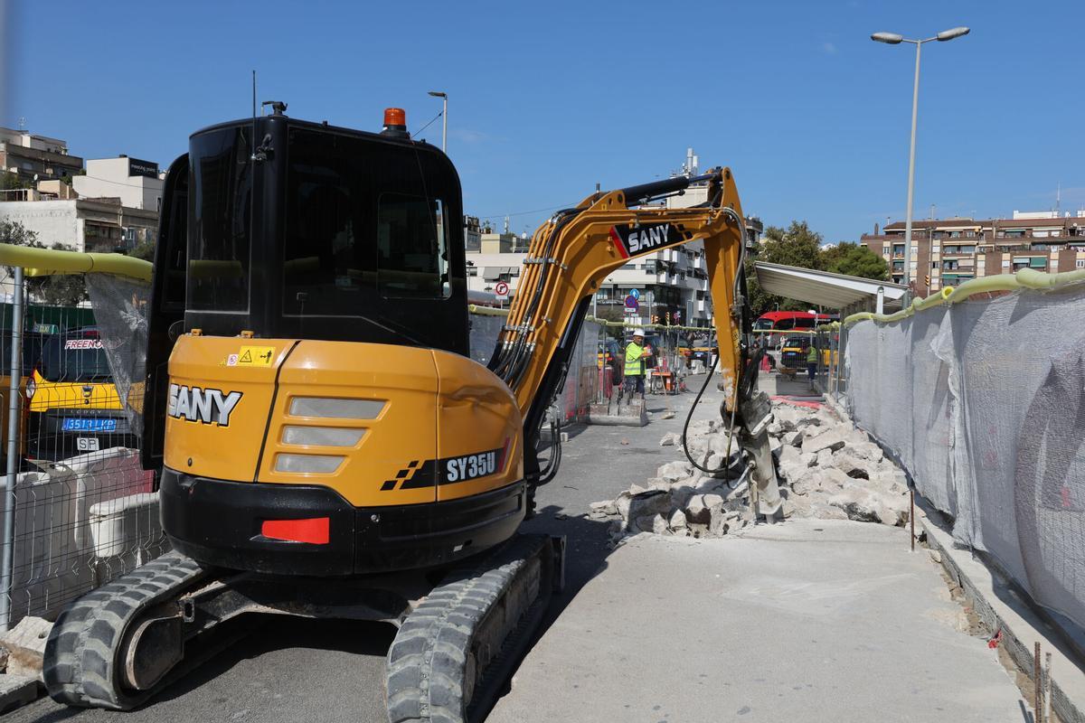 Barcelona 14/10/2025 Barcelona Reportaje de los obras de la estación de  Sants, que ocasionan mucho ruido, así como la zona interior del hall con las tiendas cerradas. FOTO DE RICARD CUGAT