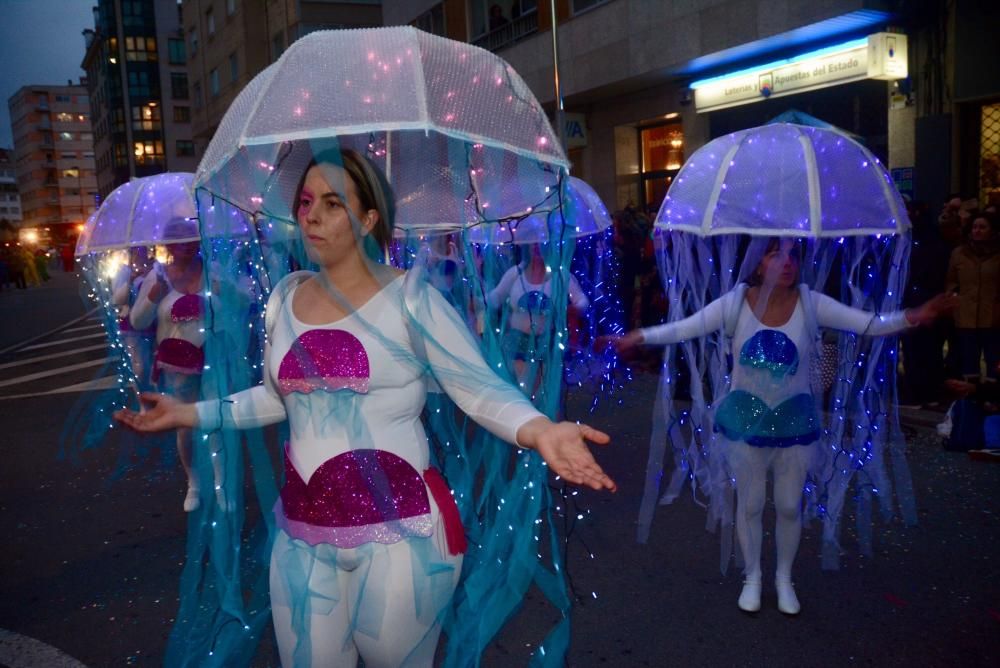 El desfile de comparsas llena las calles de la ciudad de disfraces, colores y buen humor.