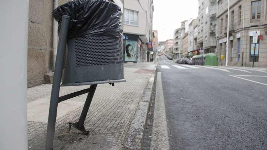 Una de las papeleras dañadas en la madrugada del 16 de octubre. // Santos Álvarez