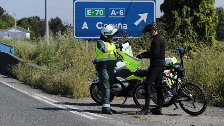 Un agente entrega información a un ciclista durante la campaña de sensibilización de Tráfico a colectivos vulnerables.