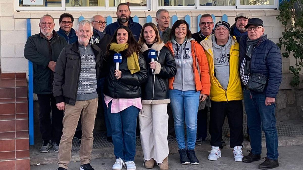 Sandra Segarra y Claudia Arrufat junto con los miembros de la Asociación Mar i Vent y otros invitados