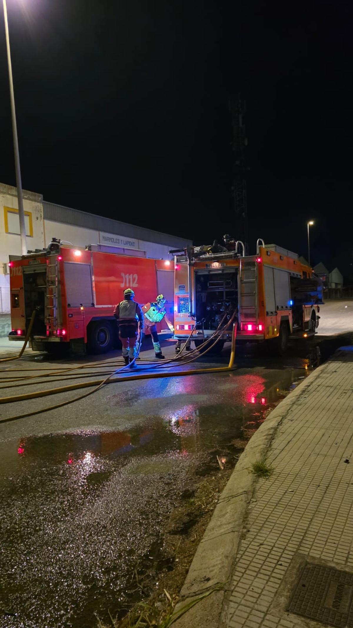 Un incendio en la antigua discoteca Bambú de Carcaixent desata la alarma con grandes llamas