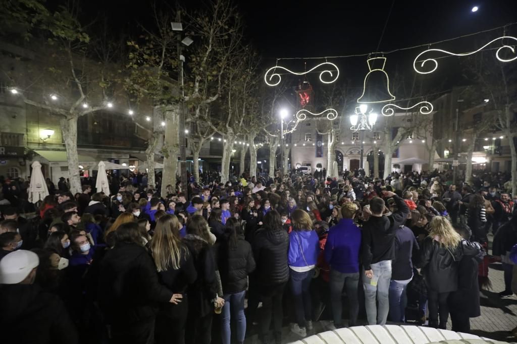 Una multitud de 'poblers' celebra Sant Antoni en la calle, pese a la suspensión de festejos