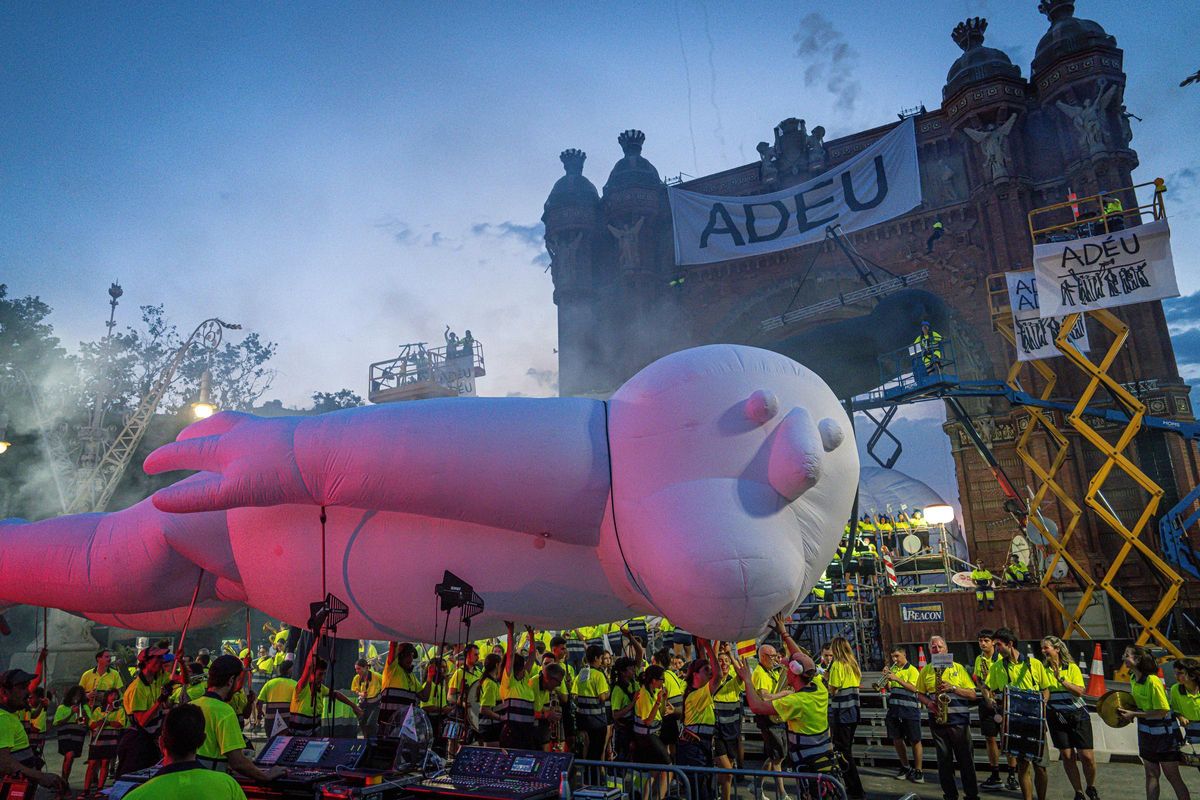 Marc Salicrú desata un espectáculo caótico con más de 300 personas en el Arc de Triomf