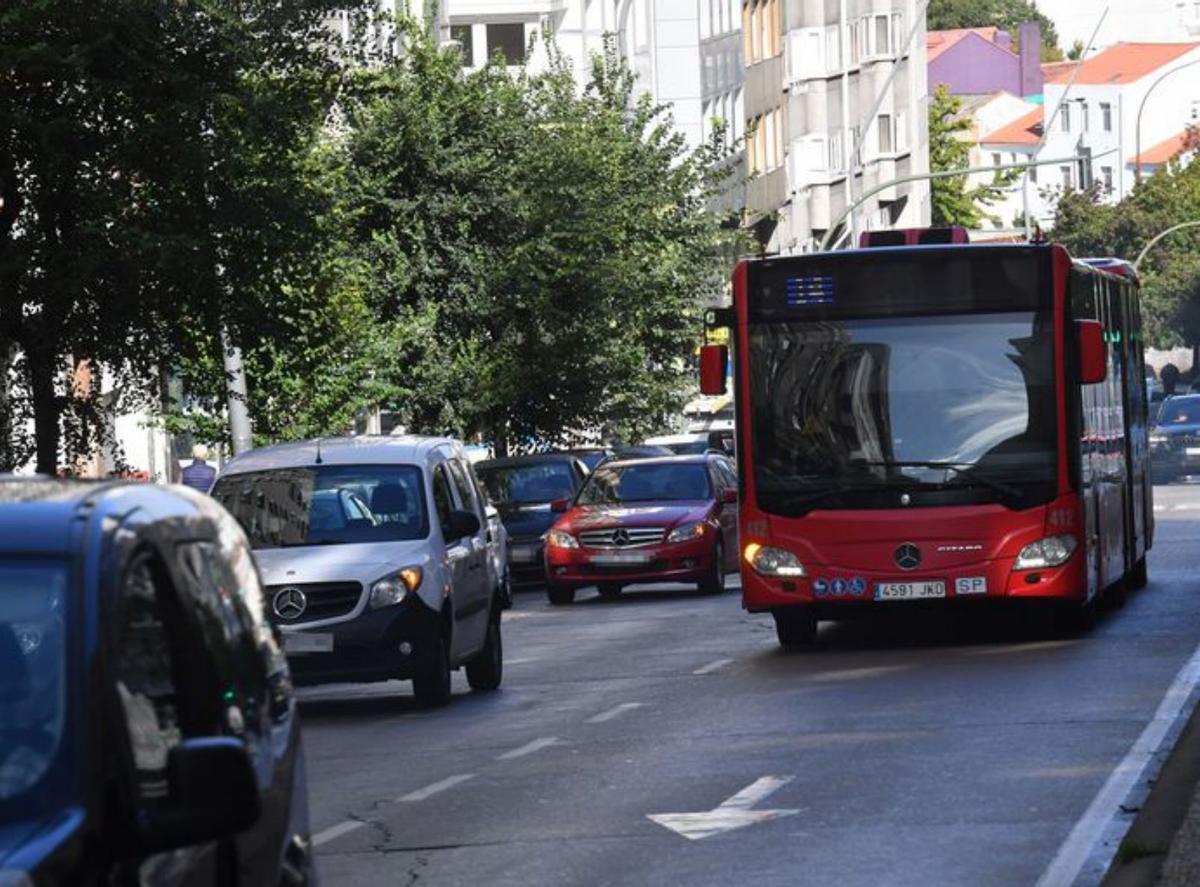 Os Mallos y O Castrillón, los puntos negros que más complican la conducción de los buses urbanos