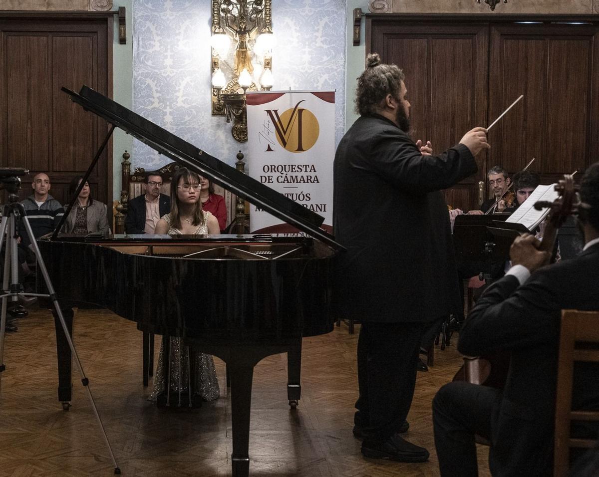 La pianista internacional Rae Pung y el director Gerardo Estrada