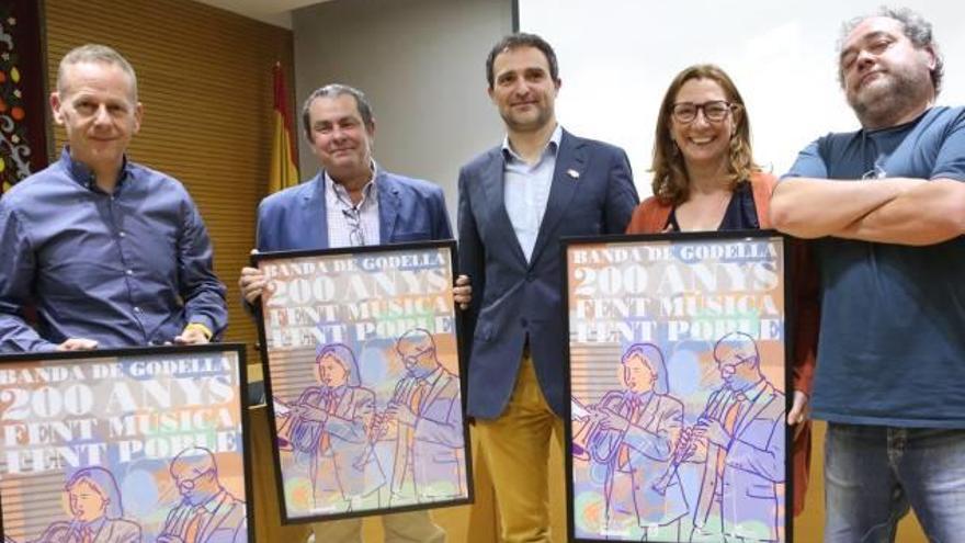 La alcaldesa y el diseñador a su derecha con la imagen.